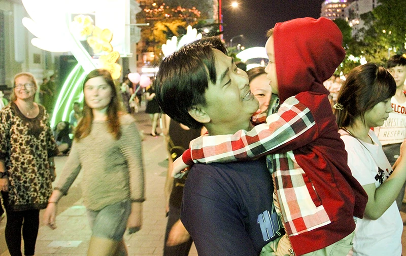 “Bố ơi! Mình đi xem pháo hoa nhé!“ ảnh 2 “Bố ơi! Mình đi xem pháo hoa nhé!“ ảnh 2